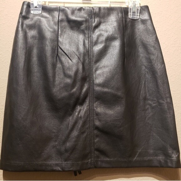 Forever 21 Zipper Faux Leather Black Skirt Size 6 - Picture 4 of 6